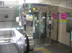 경사형 엘리베이터. 이 역의 엘리베이터는 층간을 수직으로 연결하지 않고 경사면을 따라 연결한다.