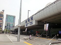 북광장 쪽 역명판