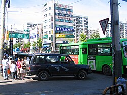 2004년. 1번 출구 근처.