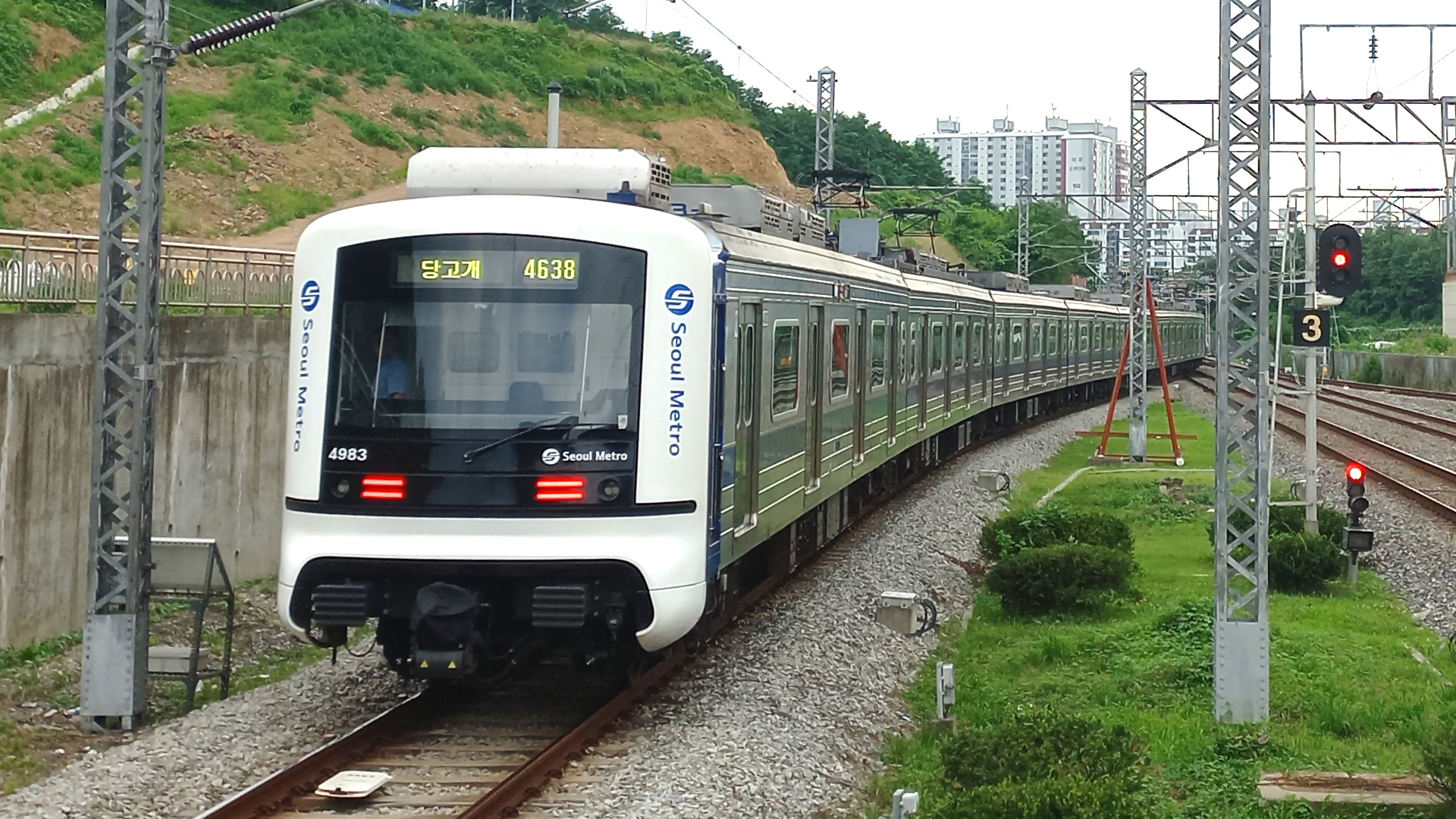오이도역을 출발 중인 R483편성