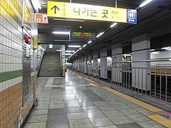 승강장 (스크린도어 설치 전, 역사내부 변경 전)