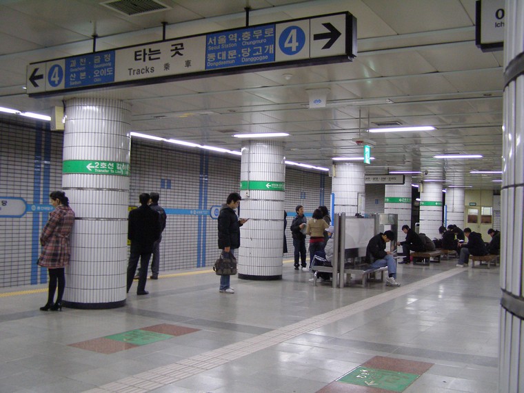 4호선 오이도 방향 승강장(좌), 당고개 방향 승강장(우)(스크린도어 설치·당고개역~진접역 구간 및 풍양역 연장 개통·당고개역에서 불암산역으로 역명 변경 전, 서울메트로 시절)