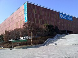 시민대학 (구.제물포캠퍼스 성지관) 건물로 이전에는 송도로 이전하기 전의 인천대학교 학산도서관 건물이였고, 현재는 무한상상실 ,시민대학, 인천전문학교로 현재 사용중