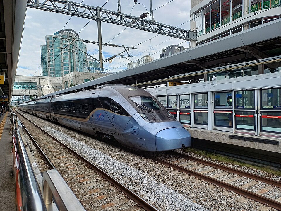 디지털미디어시티역에 통과 중인 KTX-청룡